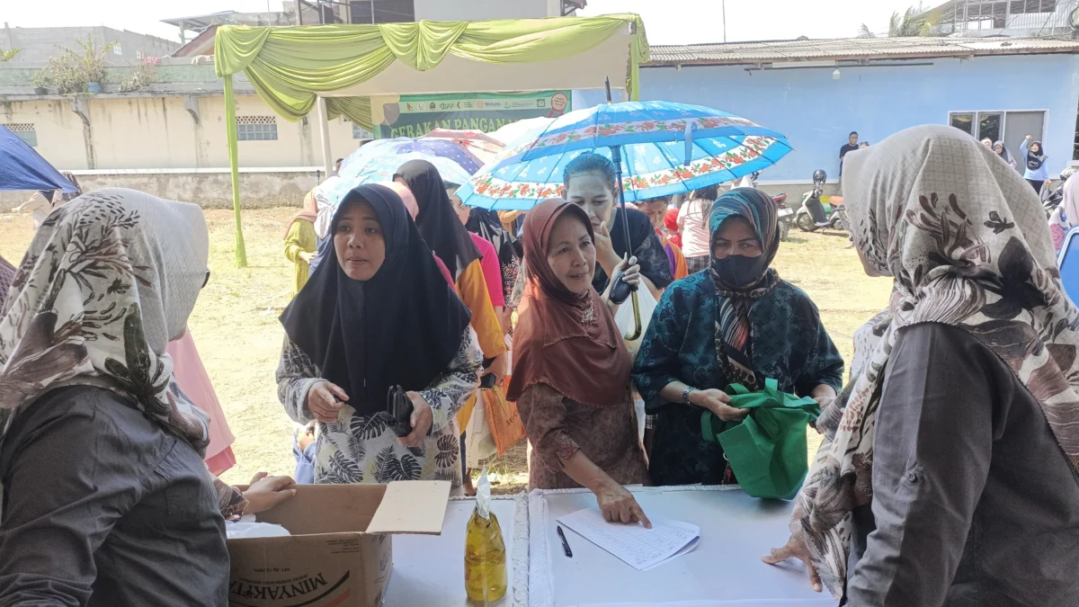 Sejumlah warga antri di pasar murah yang diselenggarakan oleh DPRD Jabar dan Bapanas.