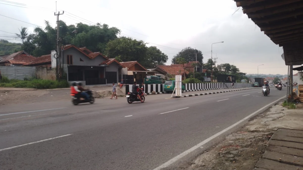 Para pengendara motor yang melewati Jalur alternatif Cijapati perbatasan antara Kabupaten Bandung dan Kabupaten Garut. Foto Agi / Jabar Ekspres