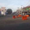 Salah satu pertigaan di jalur nasional bagian selatan masih sepi dari pemudik, Minggu (23/3/2025). Diprediksi puncak arus mudik di jalur Ciamis ini terjadi pada H-3 lebaran. (Cecep Herdi/Jabar Ekspres)