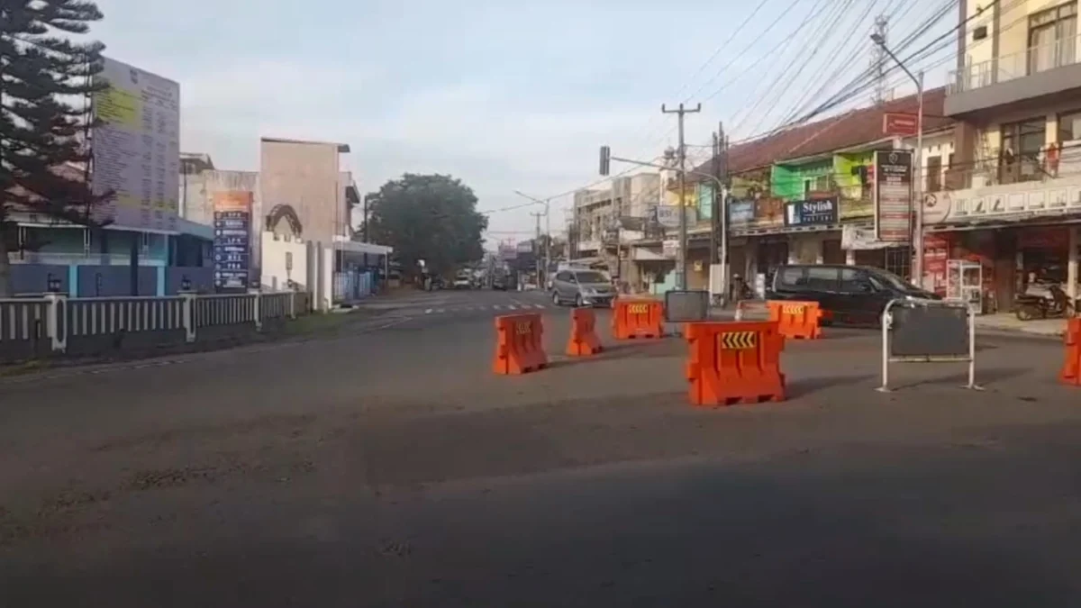 Salah satu pertigaan di jalur nasional bagian selatan masih sepi dari pemudik, Minggu (23/3/2025). Diprediksi puncak arus mudik di jalur Ciamis ini terjadi pada H-3 lebaran. (Cecep Herdi/Jabar Ekspres)