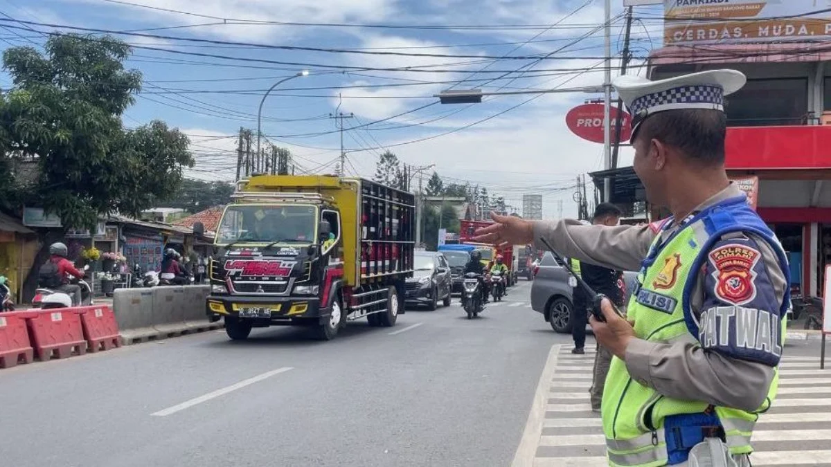 Petugas kepolisian tengah mengatur arus lalu lintas di jalur arteri Padalarang, Bandung Barat. Dok Jabar Ekspres/Suwitno