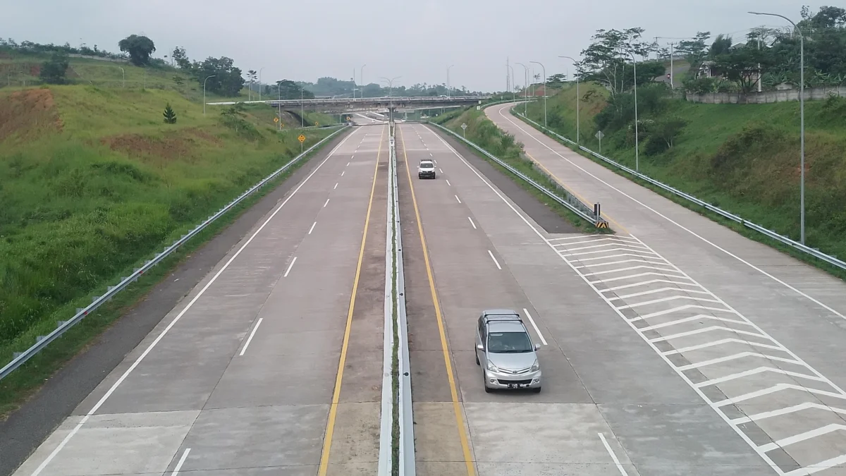 Ilustrasi Mudik: Dua unit kendaraan roda empat sedang melaju di ruas Jalan Tol Cisumdawu di wilayah Kecamatan Pamulihan, Kabupaten Sumedang, Provinsi Jawa Barat. (Yanuar/Jabar Ekspres)