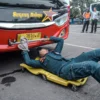 Petugas memeriksa kelayakan kendaraan (rampcheck) pada armada bus di Terminal Cicaheum, Kota Bandung, Senin (24/3). Foto: Dimas Rachmatsyah / Jabar Ekspres