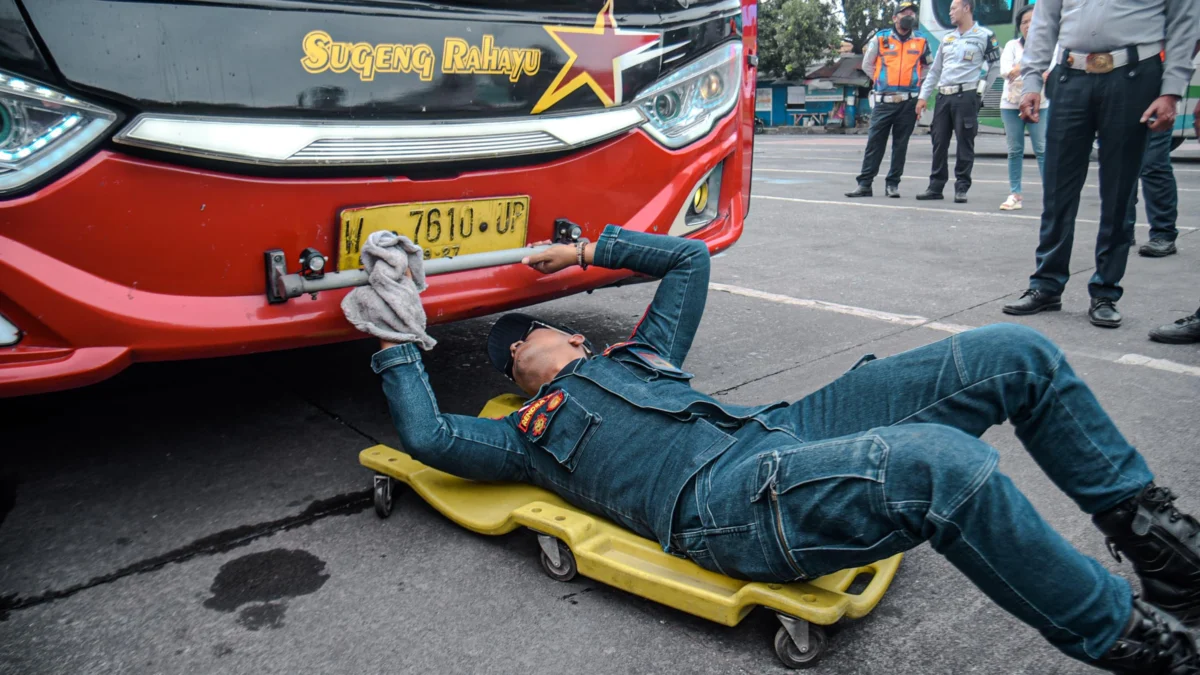 Petugas memeriksa kelayakan kendaraan (rampcheck) pada armada bus di Terminal Cicaheum, Kota Bandung, Senin (24/3). Foto: Dimas Rachmatsyah / Jabar Ekspres
