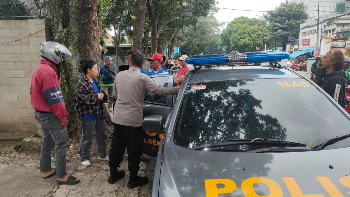 Dok. Seorang pria di Cicendo Bandung terpaksa diamankan polisi usai melakukan penganiayaan kepada seorang lansia. Selasa (25/3). Foto. Sandi Nugraha.