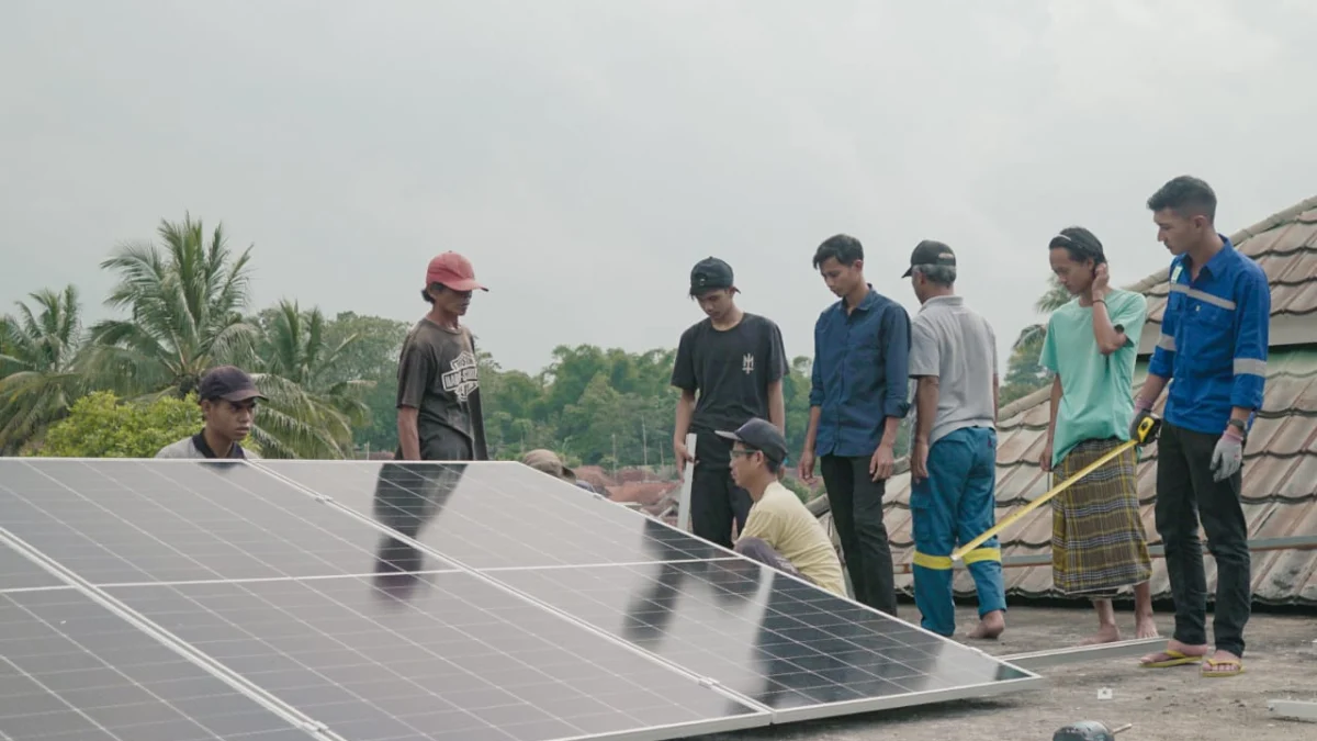 Sedekah Energi dari Mosaic Latih Warga Pondok Pesantren Mampu Kelola Panel Surya Secara Mandiri
