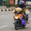 Pemerintah Bebaskan Pemudik Pakai Sepeda Motor Bermuatan Berlebih, Padahal Risiko Kecelakannya Tinggi Seorang pemudik motor melintas di Rancaekek, Kabupaten Bandung, Selasa (25/3). Foto: Dimas Rachmatsyah / Jabar Ekspres