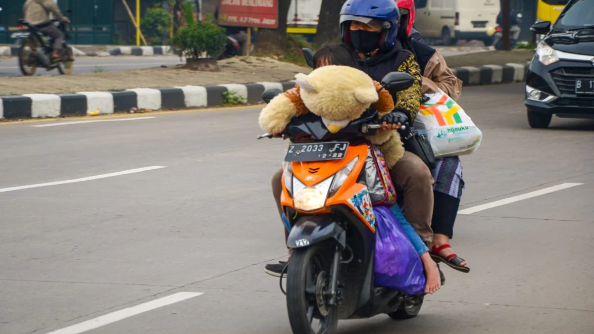 Seorang pemudik motor melintas di Rancaekek, Kabupaten Bandung, Selasa (25/3). Foto: Dimas Rachmatsyah / Jabar Ekspres