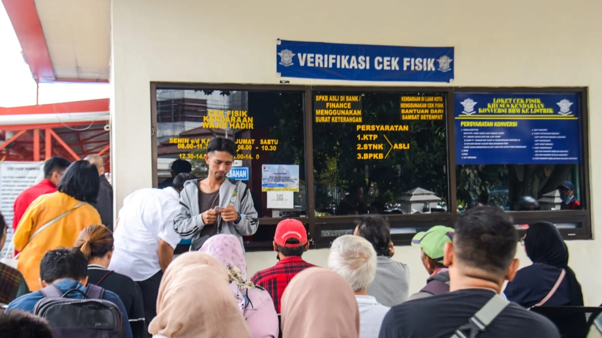 Warga mengantre di loket verifikasi cek fisik dalam rangka mengikuti program pemutihan pajak di Samsat Kawaluyaan, Kota Bandung, Senin (24/3). Foto: Dimas Rachmatsyah / Jabar Ekspres