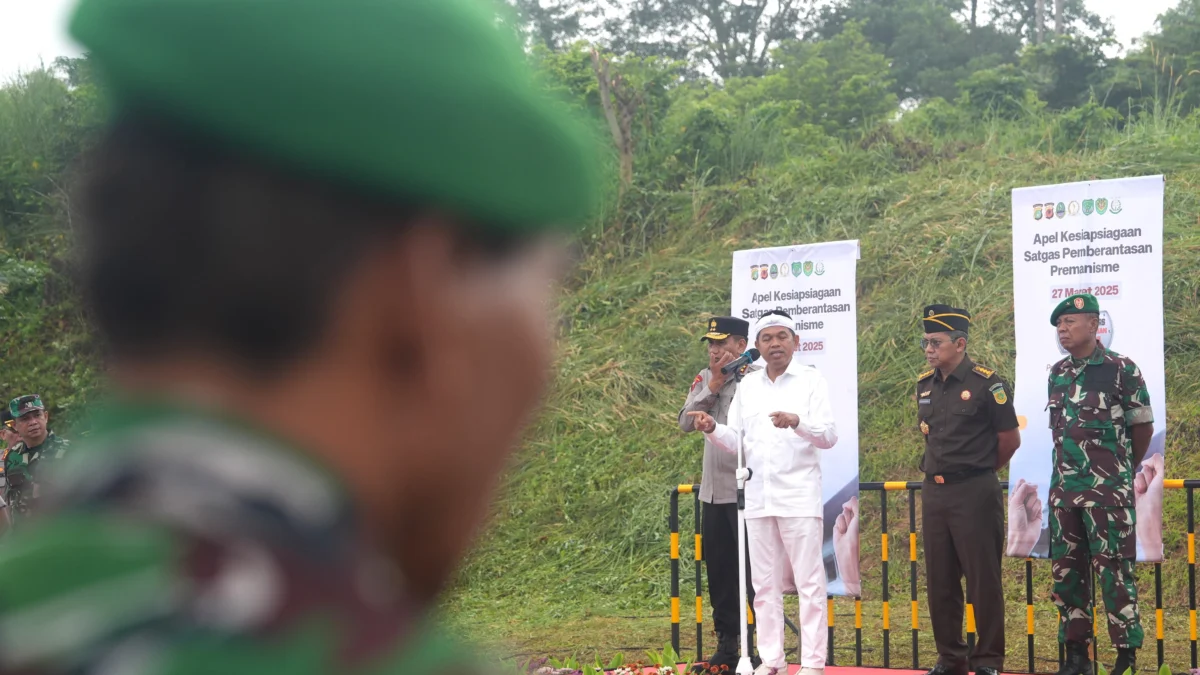 27 Kabupaten dan Kota Serentak Bentuk Satgas Pemberantasan Premanisme Gubernur Jawa Barat Dedi Mulyadi saat memimpin Apel Kesiapsiagaan Satgas Pemberantasan Premanisme tingkat Provinsi Jawa Barat di Area Aspirasi KIIC Karawang, Kamis (27/3/2025).