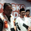 Ketua DPW PKS Jabar Haru Suandharu (kiri) dan Wakil Ketua Majelis Syura PKS Ahmad Heryawan (tengah) saat mengunjungi posko mudik di Nagreg, Kamis (27/3)