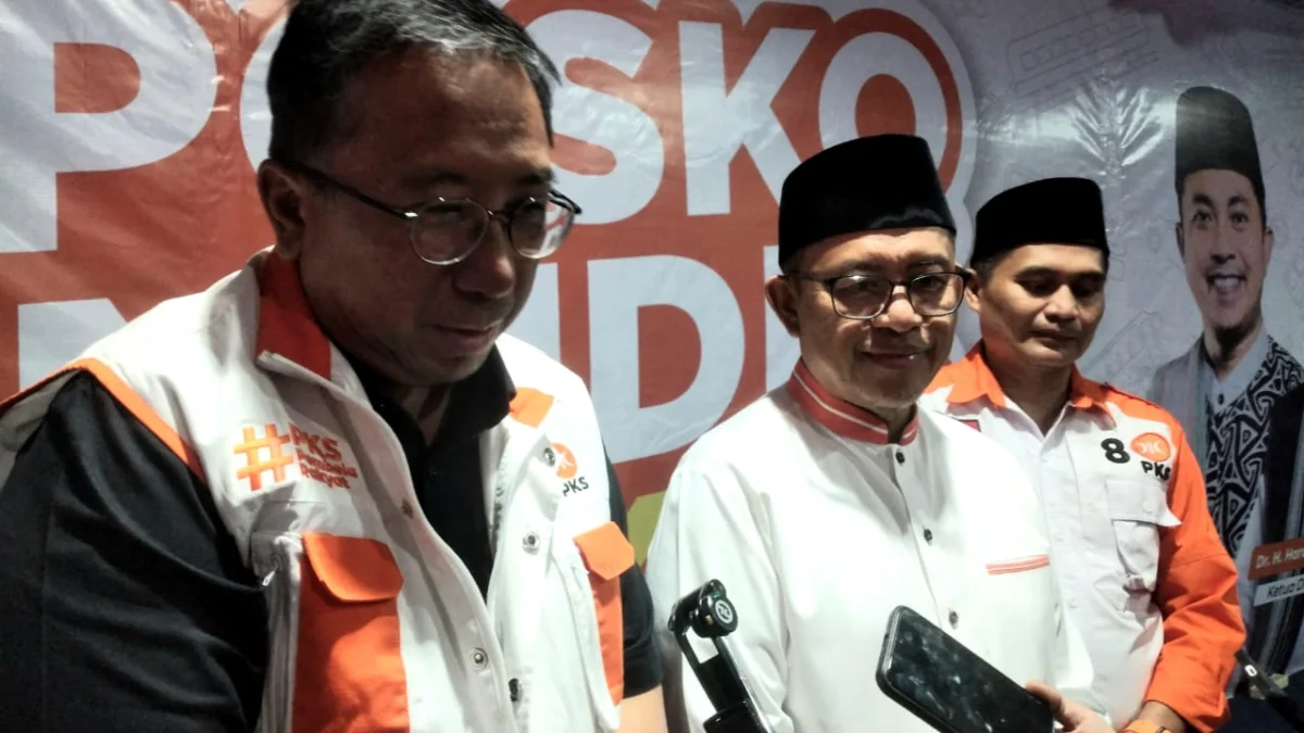 Ketua DPW PKS Jabar Haru Suandharu (kiri) dan Wakil Ketua Majelis Syura PKS Ahmad Heryawan (tengah) saat mengunjungi posko mudik di Nagreg, Kamis (27/3)