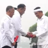 Gubernur Jabar Dedi Mulyadi saat memimpin apel kesiapsiagaan Satgas Pemberantasan Premanisme di KIIC Kabupaten Karawang, Kamis (27/3/2025).