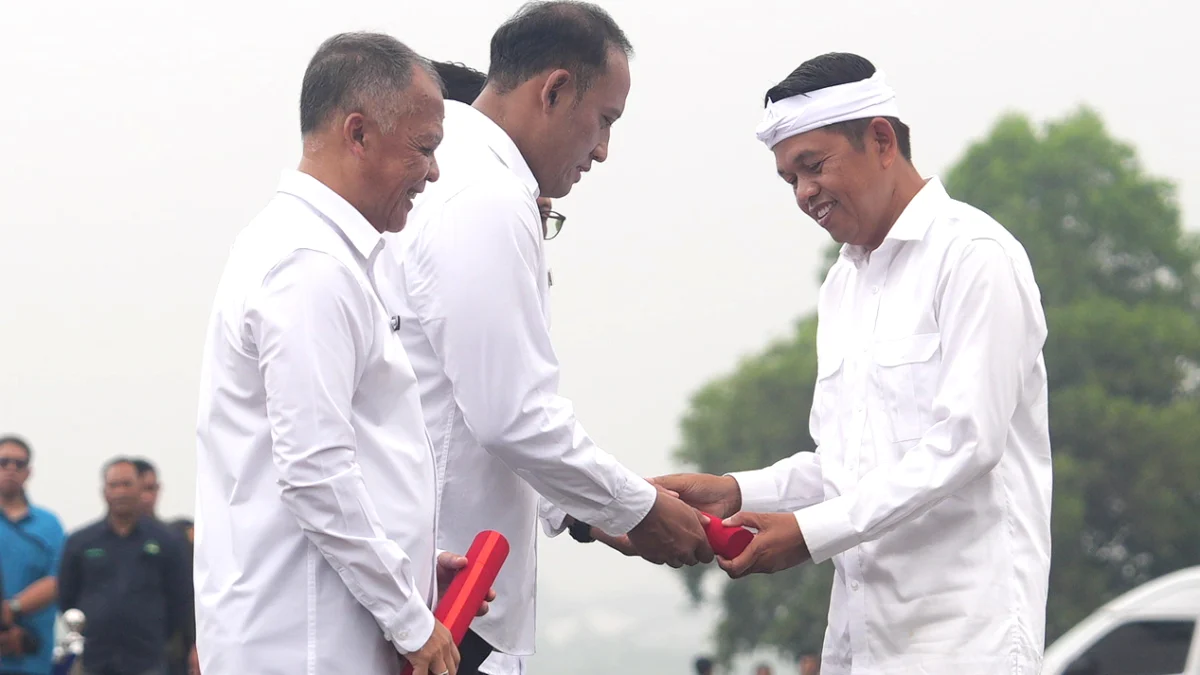 Gubernur Jabar Dedi Mulyadi saat memimpin apel kesiapsiagaan Satgas Pemberantasan Premanisme di KIIC Kabupaten Karawang, Kamis (27/3/2025).