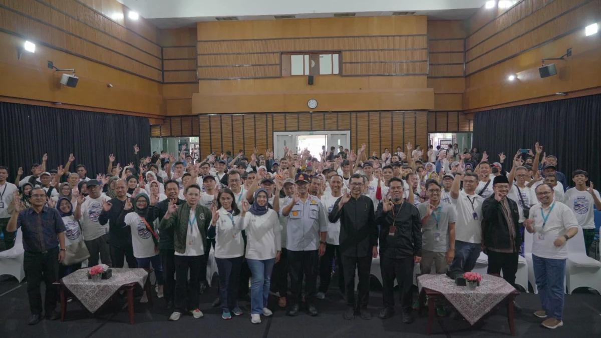 Walikota Bandung dan Direktur Pemasaran Bio Farma melakukan Flag off Bus Mudik Aman Sampai Tujuan Bersama Bio Farma 2025 di Kantor Pusat Bio Farma (27/03)