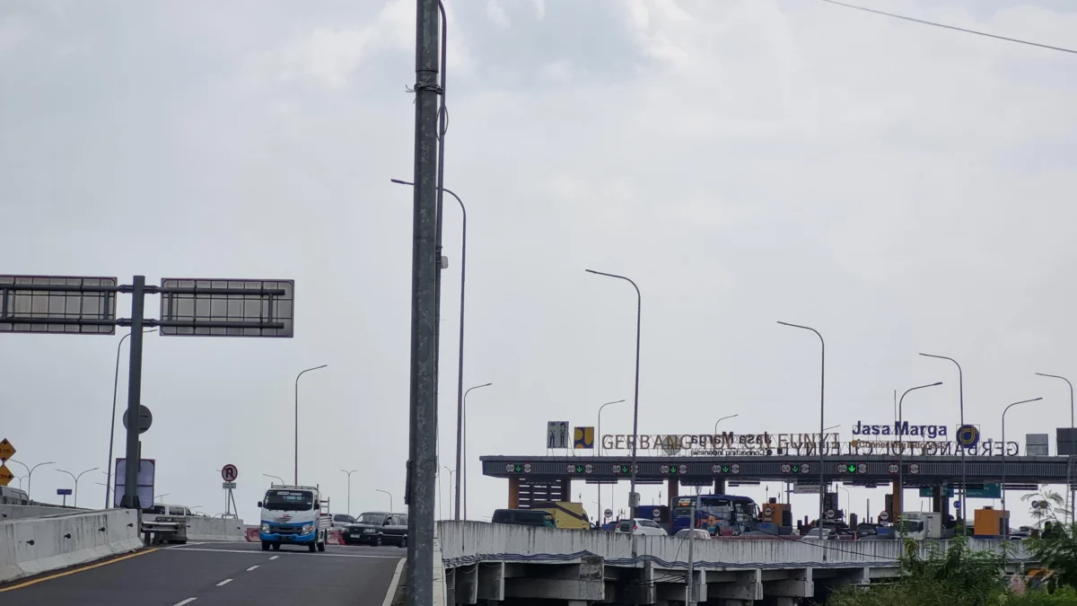 H-4 lebaran 2025, volume kendaraan yang melintasi kawasan Gerbang Tol Cileunyi, Kabupaten Bandung mulai mengalami peningkatan pada Kamis (27/3/2025). Foto Agi/Jabar Ekspres