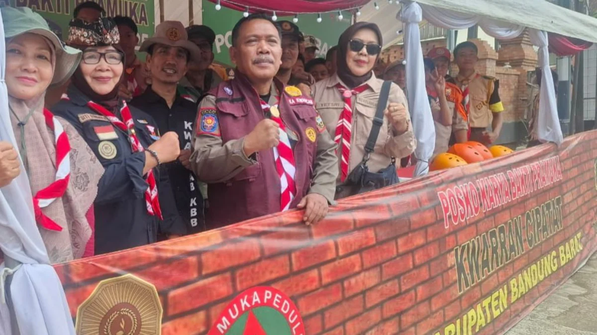 Ketua Kwarcab Bandung Barat, Ludi Awaludin saat meninjau posko pengamanan arus mudik di Kecamatan Cipatat. Kamis (27/3). Dok Kwarcab KBB