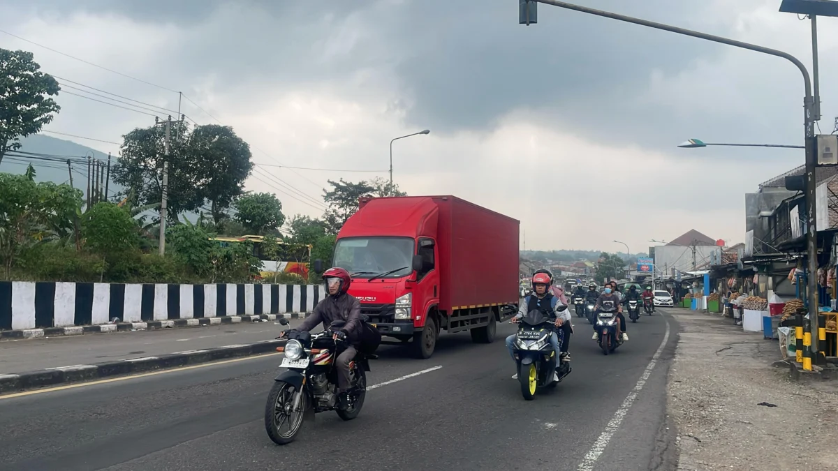 H-4 Lebaran 2025, arus lalu lintas di wilayah Nagreg, Kabupaten Bandung, mulai ramai oleh para pemudik pada Kamis (27/3/2025). Foto Agi