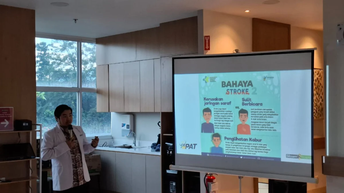 Seorang dokter di Siloam Hospital Bogor memaparkan bahaya stroke
