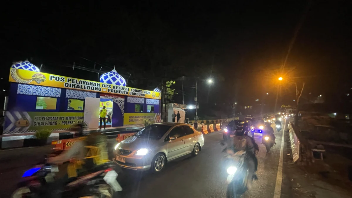 H-4 menjelang lebaran, arus lalu lintas di Jalur Nagreg, Kabupaten Bandung mulai ramai dilalui pada pukul 19.44 WIB, Kamis (27/3). Foto Agi