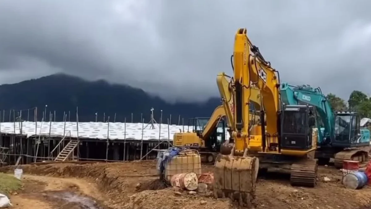 Petugas Satpol PP Jabar saat menyegel proyek pembangunan wisata Eiger Camp di Desa Kertawangi, Kecamatan Parongpong, Kabupaten Bandung Barat. Jumat (28/3). Dok istimewa