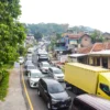 Pemudik terjebak kemacetan di jalur mudik di kawasan Nagreg, Kabupaten Bandung, Jum'at (28/3). Foto: Dimas Rachmatsyah / Jabar Ekspres