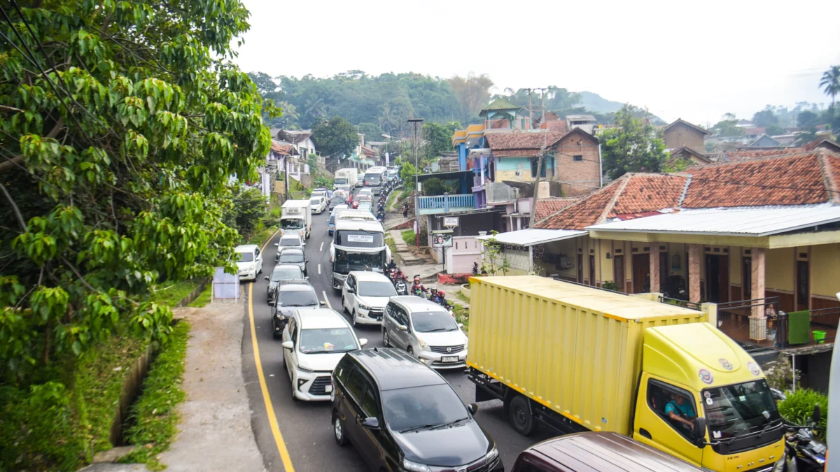 Pemudik terjebak kemacetan di jalur mudik di kawasan Nagreg, Kabupaten Bandung, Jum'at (28/3). Foto: Dimas Rachmatsyah / Jabar Ekspres