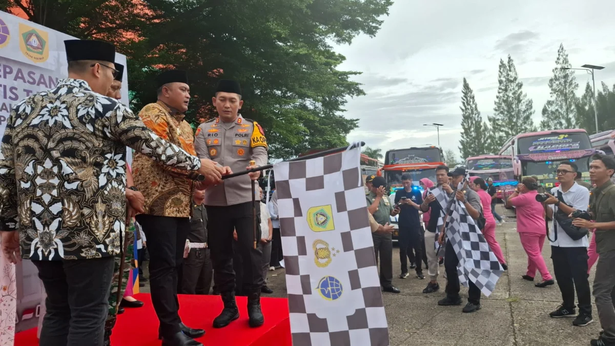 Pemkab dan Polres Bogor saat melepas bus mudik gratis, Jumat (28/3/2025). (Sandika / Jabar Ekspres)