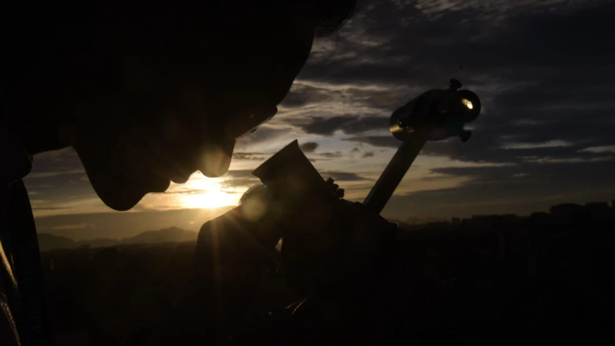 Pengamat mengamati hilal berakhirnya bulan Ramadan 1446 H di Observatorium Albiruni Gedung Fakultas Kedokteran Kampus Universitas Islam Bandung (Unisba), Kota Bandung, Sabtu (29/3). Foto: Dimas Rachmatsyah / Jabar Ekspres