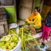 Perajin menyelesaikan produksi ketupat menjelang lebaran idul fitri 1446 H di Gang Blok Kupat, Caringin, Kota Bandung, belum lama ini. Foto: Dimas Rachmatsyah / Jabar Ekspres