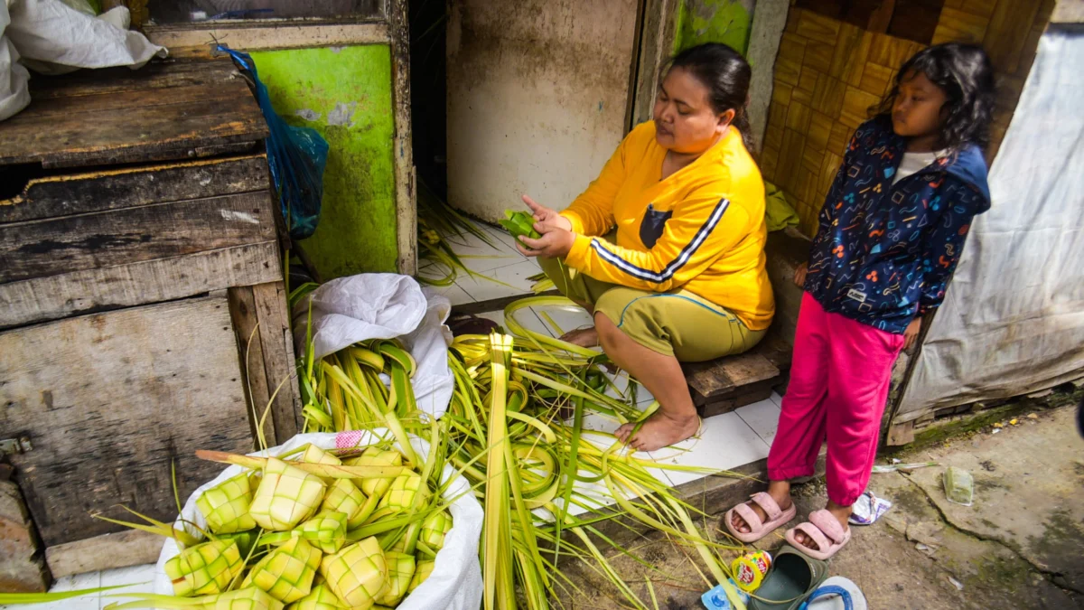 Perajin menyelesaikan produksi ketupat menjelang lebaran idul fitri 1446 H di Gang Blok Kupat, Caringin, Kota Bandung, belum lama ini. Foto: Dimas Rachmatsyah / Jabar Ekspres
