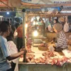 Dok. H-1 Lebaran Masyarakat Padati lapak para pedagang di pasar Kosambi Bandung. Minggu (30/1). Foto. Sandi Nugraha.