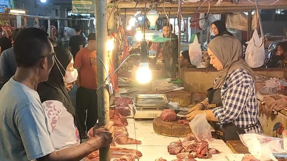 Dok. H-1 Lebaran Masyarakat Padati lapak para pedagang di pasar Kosambi Bandung. Minggu (30/1). Foto. Sandi Nugraha.