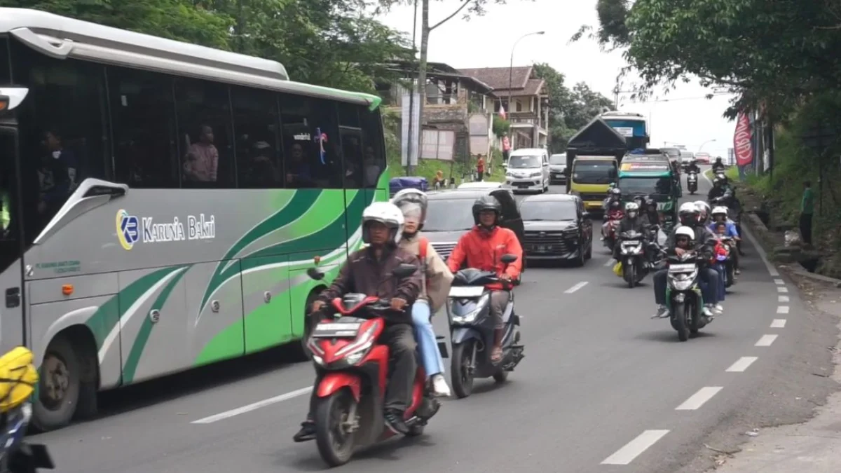 Volume kendaraan yang melintasi Jalur Nagreg, Kabupaten Bandung, pada H-2 Lebaran, Sabtu (29/3), mencapai 138.037 kendaraan hingga pukul 16.00 WIB. Foto Agi