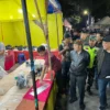 Wali Kota Cimahi, Ngatiyana dan Ketua DPRD Kota Cimahi, Wahyu Widyatmoko saat Meninjau Pembongkaran Lapak Pedagang di Kawasan Alun-Alun Cimahi pada Minggu (30/3/25) malam.
