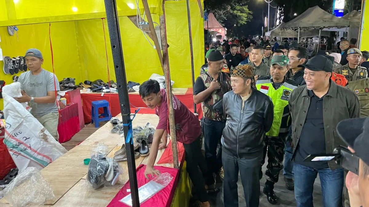 Wali Kota Cimahi, Ngatiyana dan Ketua DPRD Kota Cimahi, Wahyu Widyatmoko saat Meninjau Pembongkaran Lapak Pedagang di Kawasan Alun-Alun Cimahi pada Minggu (30/3/25) malam.