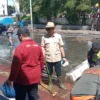 Wakil Wali Kota Cimahi, Adhitia Yudhistira saat Membersihkan Kawasan Alun-Alun Usai Pembongkaran pada Minggu (30/3/25) Malam. (Mong)