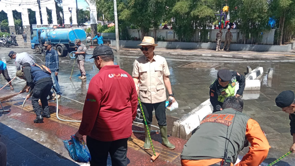 Wakil Wali Kota Cimahi, Adhitia Yudhistira saat Membersihkan Kawasan Alun-Alun Usai Pembongkaran pada Minggu (30/3/25) Malam. (Mong)