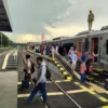 Pemudik tiba di Stasiun Banjar untuk selanjutnya meneruskan perjalanan ke kampung halaman, Minggu (30/3/2025). Sejak H-4 lebaran, peningkatan jumlah penumpang KA yang turun di Stasiun Banjar cukup signifikan. (Cecep Herdi/Jabar Ekspres)