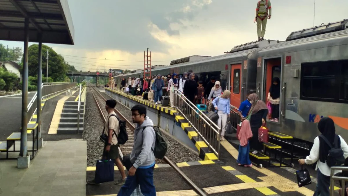 Pemudik tiba di Stasiun Banjar untuk selanjutnya meneruskan perjalanan ke kampung halaman, Minggu (30/3/2025). Sejak H-4 lebaran, peningkatan jumlah penumpang KA yang turun di Stasiun Banjar cukup signifikan. (Cecep Herdi/Jabar Ekspres)