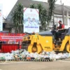 Ribuan botol Miras hasil sitaan Satpol PP Kota Bogor dilakukan pemusnahan di Balai Kota Bogor, Minggu (30/3). (Yudha Prananda / Jabar Ekspres)