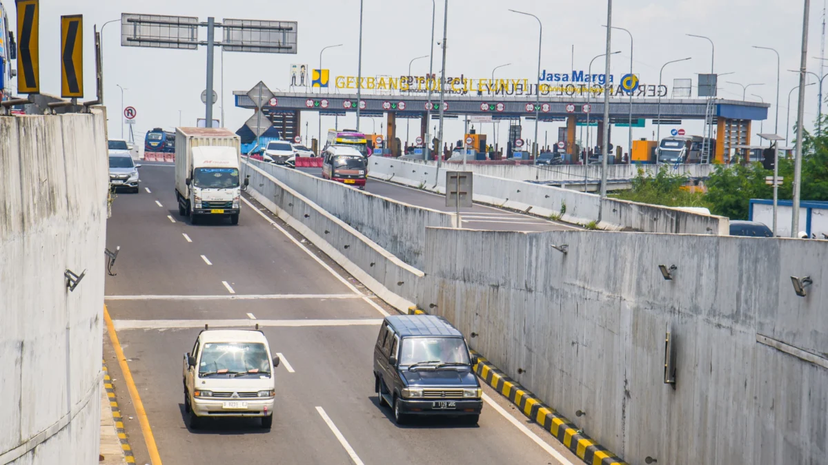 Suasana pemudik menggunakan roda empat melintasi jalur lintas bawah usai keluar Gerbang Tol Cileunyi, Kabupaten Bandung, Minggu (30/3). Foto: Dimas Rachmatsyah / Jabar Ekspres