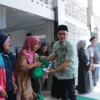 Bupati Bandung Dadang Supriatna menyalurkan 2.000 paket sembako kepada warga di enam desa di Kecamatan Bojongsoang, Kabupaten Bandung pada Minggu (30/3). Foto Istimewa