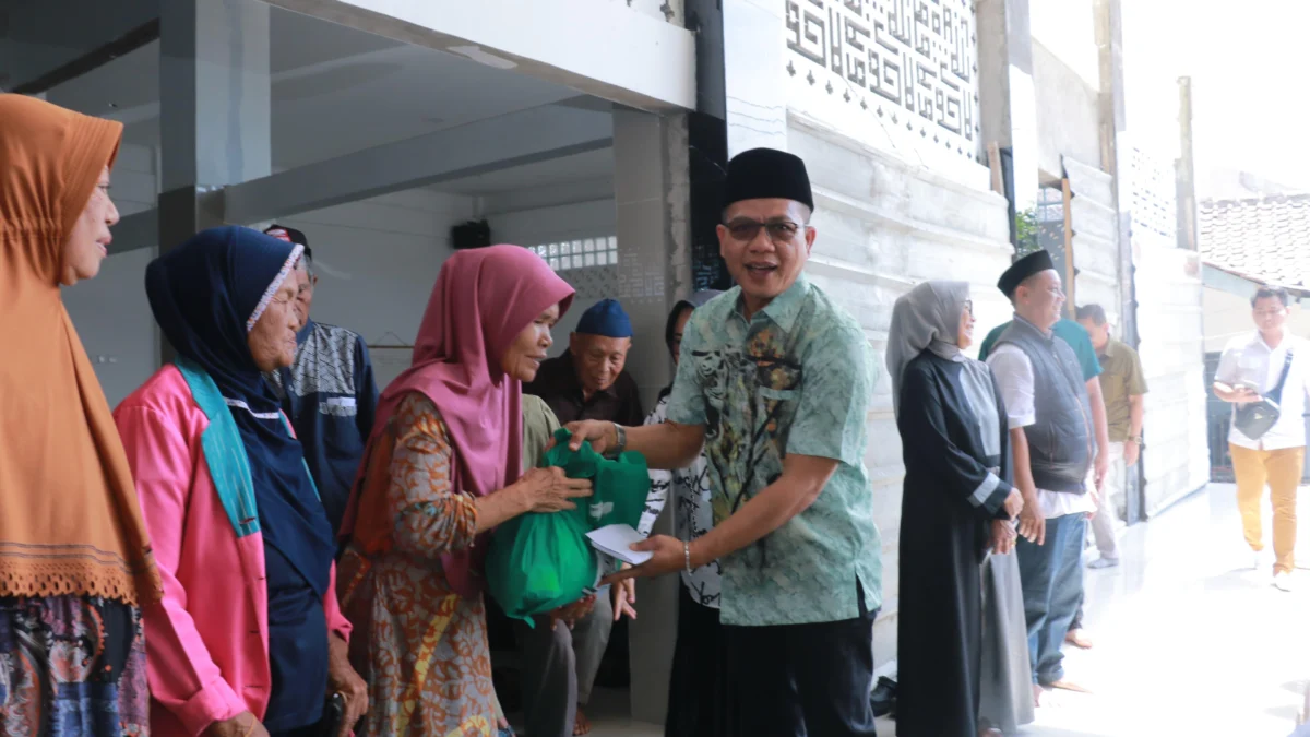 Bupati Bandung Dadang Supriatna menyalurkan 2.000 paket sembako kepada warga di enam desa di Kecamatan Bojongsoang, Kabupaten Bandung pada Minggu (30/3). Foto Istimewa