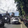 Kendaraan sepeda motor pemudik berada di res area Banjar Atas, Kota Banjar, Minggu (30/3/2025). Pada H-1 lebaran ini, arus lalu lintas tidak begitu padat dibanding yang terjadi pada H-3 dan H-2 lebaran. (Cecep Herdi/Jabar Ekspres)