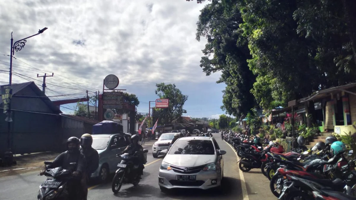 Kendaraan sepeda motor pemudik berada di res area Banjar Atas, Kota Banjar, Minggu (30/3/2025). Pada H-1 lebaran ini, arus lalu lintas tidak begitu padat dibanding yang terjadi pada H-3 dan H-2 lebaran. (Cecep Herdi/Jabar Ekspres)