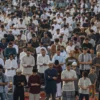 Umat Islam melaksanakan shalat Idul Fitri 1446 Hijriah di Lapangan Gasibu, Kota Bandung, Senin (31/3). Foto: Dimas Rachmatsyah / Jabar Ekspres
