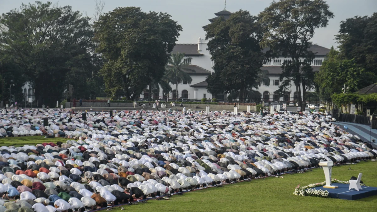 Umat Islam melaksanakan shalat Idul Fitri 1446 Hijriah di Lapangan Gasibu, Kota Bandung, Senin (31/3). Foto: Dimas Rachmatsyah / Jabar Ekspres