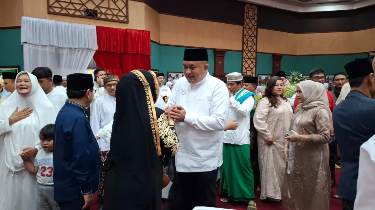 Tanpa Sekat, Bupati Bogor Bercengkrama dengan Masyarakat Tanpa Sekat, Bupati Bogor Bercengkrama dengan Masyarakat. (Foto: Sandika / Jabar Ekspres)