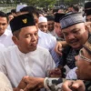 Gubernur Jawa Barat Dedi Mulyadi (tengah) bersalaman dengan warga usai melaksanakan shalat idulfitri 1446 Hijriah di Lapangan Gasibu, Kota Bandung, Senin (31/3). Foto: Dimas Rachmatsyah / Jabar Ekspres
